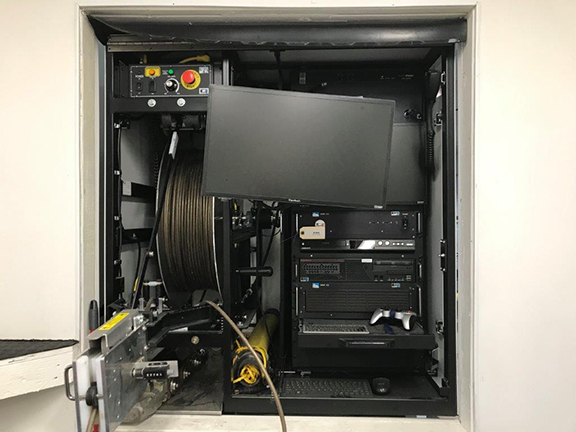 .450 cable & fork lift portable video inspection system, Wired USD Controller, Wireless Controller, x2 19" flatscreen color tv monitors, 4 retrieval/downhole pole assembly. Enclosure view closeup.