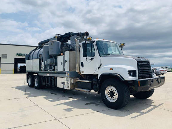 2015 Vac-Con Hydroexcavator (#006953), Mounted on a Freightliner 114SD 6x4 66000GVWR ISL370 3000RDS. A 20 gpm / 4000psi Water System, hydraulically driven. 8’ x 8” Rear Mounted Telescoping Power Flex Boom with Pendant Control Station. Includes 12-yard Debris Tank and PD Blower. Passenger side front 3/4 view.