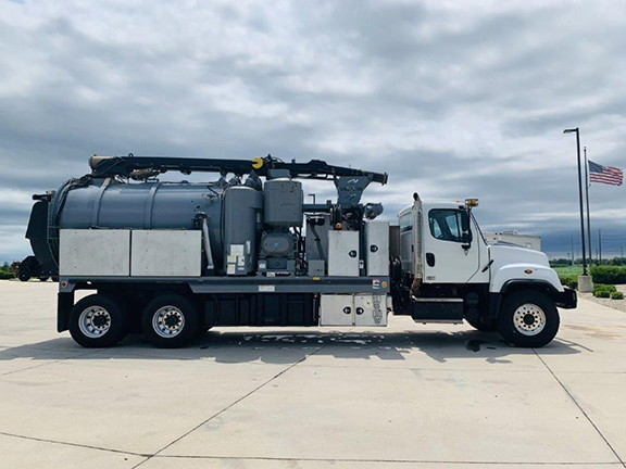 2015 Vac-Con Hydroexcavator (#006953), Mounted on a Freightliner 114SD 6x4 66000GVWR ISL370 3000RDS. A 20 gpm / 4000psi Water System, hydraulically driven. 8’ x 8” Rear Mounted Telescoping Power Flex Boom with Pendant Control Station. Includes 12-yard Debris Tank and PD Blower. Passenger side profile view.
